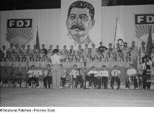 Blick auf die Bühne mit Chor und Instrumentalisten