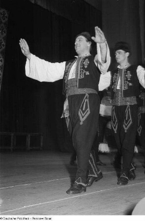 Tänzer eines bulgarischen Ensembles in Tracht