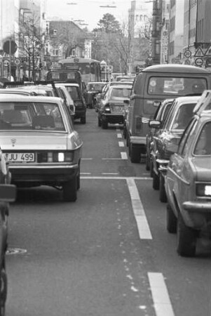 Verkehrsstau in der Amalienstraße zwischen Hirschstraße und Leopoldstraße im Zusammenhang mit einer Baumaßnahme