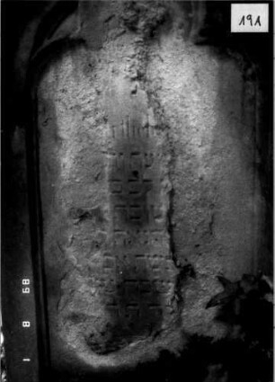Grabstein 19 (Index: 100109232) Material: Sandstein Zustand: völlig verwittert, nur einzelne Buchstaben erkennbar Maße HxBxT: 149x57x15 cm Beschreibung: Stele, Sockel, Kielbogenabschluß mit Verdachung, Schriftfeld mit Maßwerk Symbolik: Ornamentik auf der Verdachung: Grabstein 19A