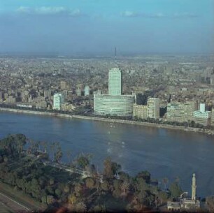 Blick auf Kairo mit dem Maspero-Gebäude (Hauptsitz der ägyptischen Radio- und Fernsehunion)