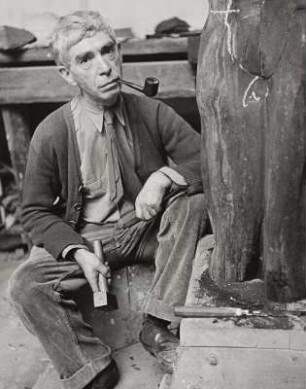 Der Bildhauer Ossip Zadkine in seinem Atelier