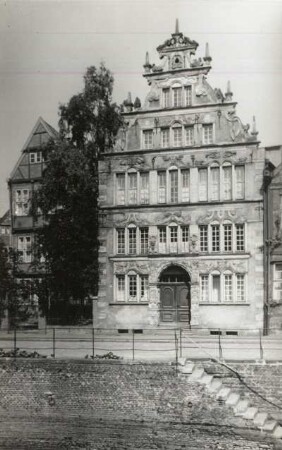 Stade. Bürgermeister-Hintze-Haus (1621/1624), Am Wasser West 23. Straßenansicht über die Schwinge
