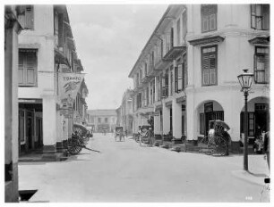 Straße in Singapur mit Restaurants, in der Rikschas stehen und auf Gäste warten : Weltreisen. Singapur. Straße mit Restaurants, in der Rikschas stehen und auf Gäste warten