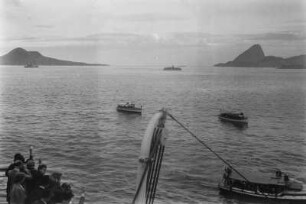 Bucht von Rio de Janeiro : Blick in die Bucht von Rio de Janeiro von einem Schiff aus. Auf dem Meer befinden sich Boote.