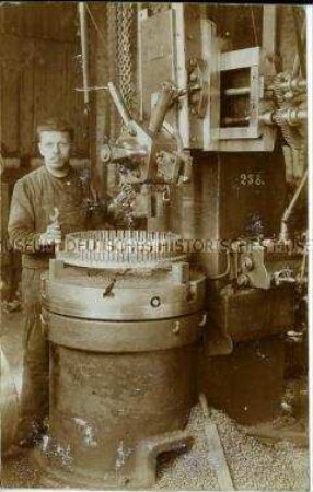 Arbeiter an einer Maschine