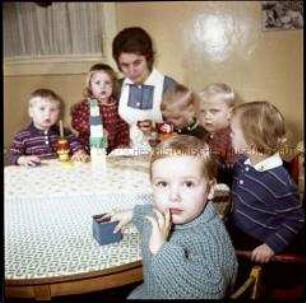 Kinder und Erzieherin in der Kindertagesstätte