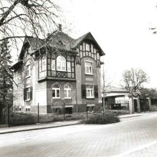 Böhlen-Großdeuben, Straße des Friedens 37. Villa (um 1910). Straßenansicht