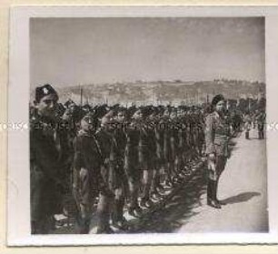 Neapel, Staatsbesuch Adolf Hitlers in Italien vom 02. bis 10. Mai 1938; Balilla präsentiert, In Erwartung der beiden großen Staatsmänner