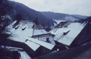 Präg? Schneebedeckte Dächer von Wohnhäusern