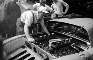 Schauinsland: Monteur an offener Motorhaube