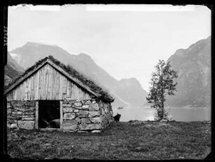 Olden, Rustön Strand