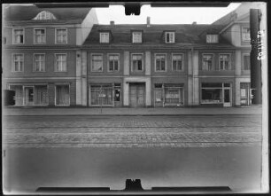 Potsdam, Friedrich-Ebert-Straße 86. Wohnhaus mit Läden. Straßenfront
