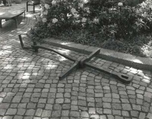 Objekt "Ringanker vor der Zerstörung der Frauenkirche" : Wand, René. Objekt "Ringanker vor der Zerstörung der Frauenkirche". Schmiedeeisen. 1997. Dresden-Neustadt, Hauptstraße