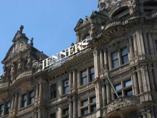 Kaufhaus Jenners : Edinburgs größtes Kaufhaus, Jenners, in der Princess Street, der Hauptgeschäftsstraße. Aufgenommen im Juni 2005. Foto Uwe Gerig