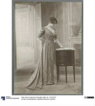 Frau in Kleid von Doeuillet