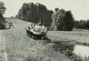 Elbing, Oberländischer Kanal : Oberländischer Kanal (heute: Kanal Elbląski), Schiffsaufzug. Ausflugsschiff "Herta" auf einem Förderwagen der Schiefen Ebene zwischen Elbing (Elblag) und Osterode (Ostroda)