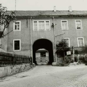 Lengenfeld-Plohn, Plohner Hauptstraße. Rittergut Plohn (nach 1804). Torhaus (sogenanntes Steinhaus; Mittelweg 4). Straßenansicht (Teilansicht)