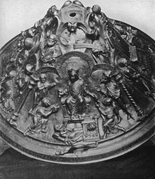 Hildesheim, Dom St. Maria, Kapelle des Hl. Georg, Bronzetaufbecken, Deckel, thronende Misercordia (Detail)