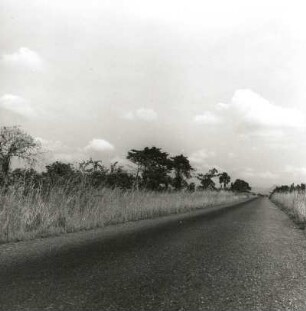 Akwapim-Gebirge, Ghana. Asphaltstraße Akkra-Somanya durch die Feuchtsavanne