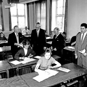 Deutsche Angestellten-Gewerkschaft (DAG): Bad Oldesloe: Kreisberufsschule: Berufswettkampf im Beisein von Georg Schoemer, Landrat Wennemar Haarmann und Bürgerworthalter Willy Rosch