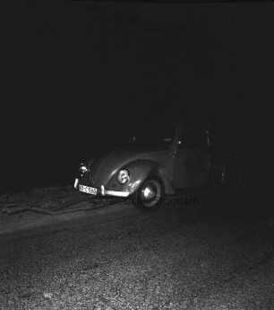 B 75: bei Stubbendorf: Verkehrsunfall: Zusammenstoß von drei Pkws bei Überholmanöver: an Straßenrand ein Unfallwagen mit eingedelltem Kotflügel auf Anhänger-Vorrichtung: im Dunkeln, 2. Dezember 1962