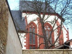 Ansicht von Süden mit Chor (neu erbaut 15 Jh als Hochchor mit Maßwerkfenstern und Strebepfeilern) über Kirchhofmauer (Wehrgang mit Steinbrüstung abgetragen)