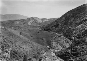 Landschaftsblick : Blick auf eine hügelige Landschaft südlich Kherrata. Zu sehen sind Weiden und Getreidefelder zwischen Macchienvegetation und kahlen Felsen.