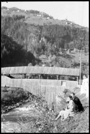 Prutz: Brücke mit Personen davor