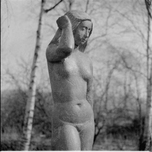 Inge : Inge. Bronze; Höhe 167 cm (1949; W. Arnold). Kniestück