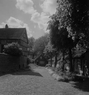 Stralsund. Straße mit Fachwerkhäusern oder Rostock. Kloster zum Heiligen Kreuz