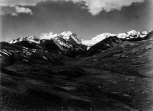 Berggipfel : Blick über das Quelluani-Tal auf die Gipfel des Chachacomani (6074 m) und des Chearoco (6127 m)