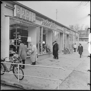 Schaufenster der Filiale von RFT Radio-Television-Phono in der Dönhoffstr. 41, 1967. SW-Foto © Kurt Schwarz.
