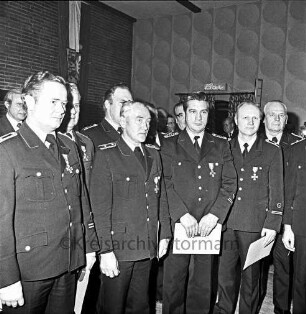 Rohlfshagen/Kupfermühle: Gastwirtschaft "Kupfermühle": Saal: Mitgliederversammlung des Kreisfeuerwehrverbandes: geehrte Feuerwehrmänner