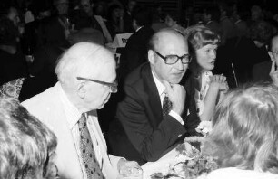 27. Tagung 1977 Chemiker; Sitzreihen im Theater: Robert S. Mulliken, ?