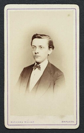 Porträt Max Weiß : Foto-/Bildersammlung Stenografische Sammlung. Porträt Max Weiß. Photographie. Carte de visite (um 1868; R. Müller). Dresden: SLUB P a 0590