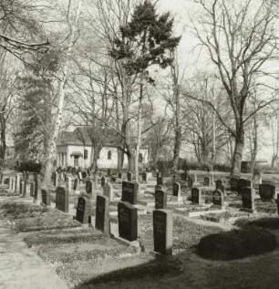 Friedhof : Dresden-Kaditz, Friedhof, Blick über Gräberreihen auf die Grabkapelle