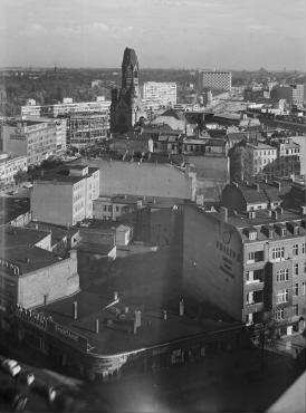 130° Panorama, Bild 6 von 7. Blick entlang dem Kurfürstendamm auf das Viktoria-Areal Richtung Breitscheidplatz. Berlin-Charlottenburg, Kurfürstendamm