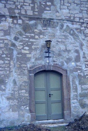 Dorfkirche, Eingang Westseite im Turm, Jahreszahl 1623 und vermauerter Rundbogen