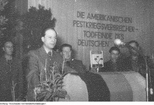 Dresden, Rede von Prof. Hanns Eisler gegen die Außenpolitik der USA anlässlich der Aufführung des nordkoreanischen Films "Pestflöhe", Reproduktion: Moskau, Josef Stalin und Maxim Gorki, April 1952