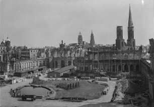 Zwinger. Blick gegen Glockenspielpavillon und Porzellanpavillon, 1947