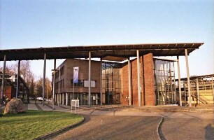 Mommsenstraße 14 (Gebäude F): Südwestfassade mit Eingang, davor Bahnhofsvorplatz