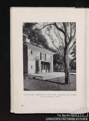 Glückliche Verbindung von Haus, Terrasse und Rasen von Harry Rosenthal, Berlin