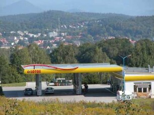 Blick auf Jelina Gora (Hirschnberg), davor Tankstelle