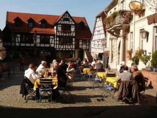 Marktplatz von Michelstadt mit Freiluft-Gaststätte