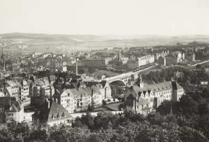 Plauen, Stadtansicht : Plauen. Stadtteilansicht. Blick nach Süden über das Syratal in der Mitte, ehemalige Friedrich-August-Brücke