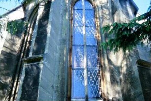 Chor der Kirche mit hohen Spitzbogenfenstern