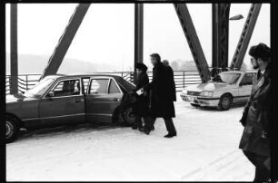 S/w-Fotografie: Agentenaustausch auf der Glienicker Brücke