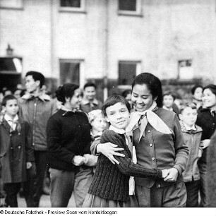 Dresden-Südvorstadt, Münchner Platz 3, Georg-Schumann-Bau der TU, Serie: "Solidarität mit Vietnam", Tanzensemble aus Südvietnam zu Besuch in der Mahn- und Gedenkstätte für die Opfer des Nationalsozialismus im Hinrichtungshof des ehemaligen Landgerichts. Kranzniederlegung am Gedenkstein für Georg Schumann
