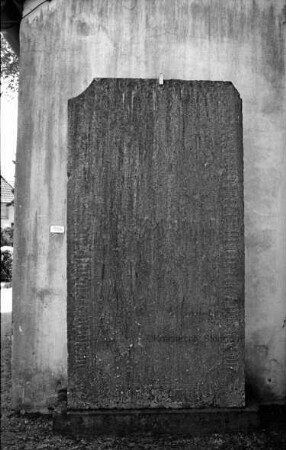 Matthias-Claudius-Kirche: Abtsgrabplatte für Hartwig von Reventlow
